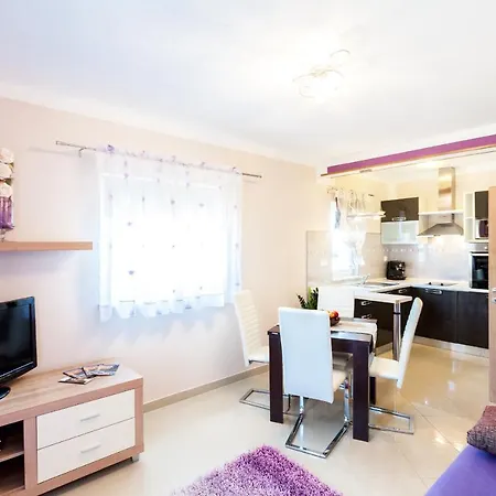 Holiday House Anisa *