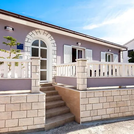 Semesterbostad Holiday House Anisa *