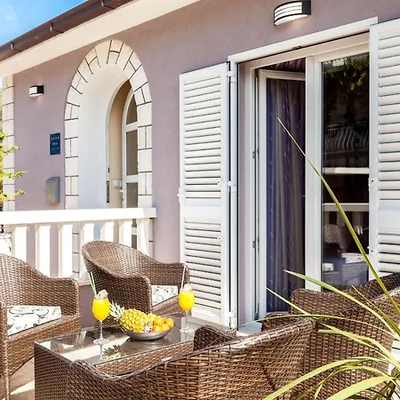 Semesterbostad Holiday House Anisa